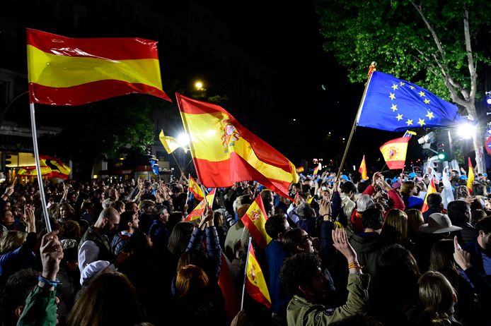 Aanhangers van Partido Popular vieren de eerste uitslagen in Madrid.