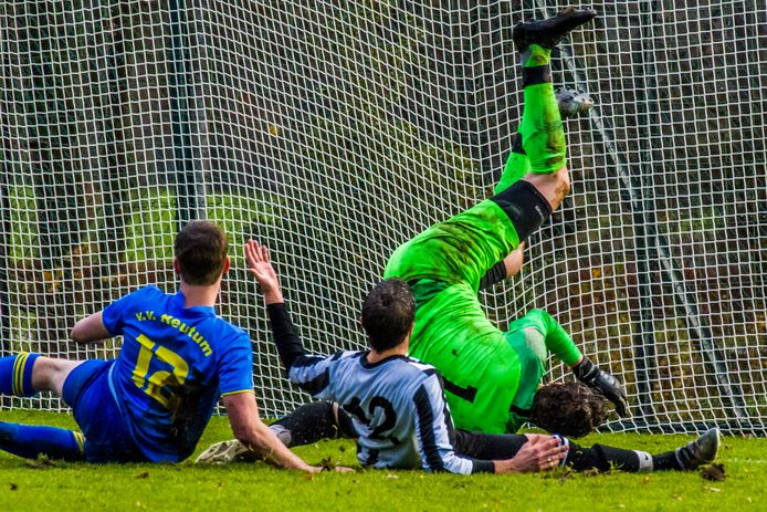 Beeld uit de derby Reutum - De Tukkers, een van de laatste duels uit 2021.