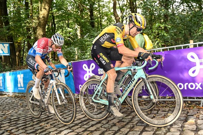 Van der Poel kon in Gent-Wevelgem louter aanklampen bij Van Aert. Tot frustratie van die laatste.