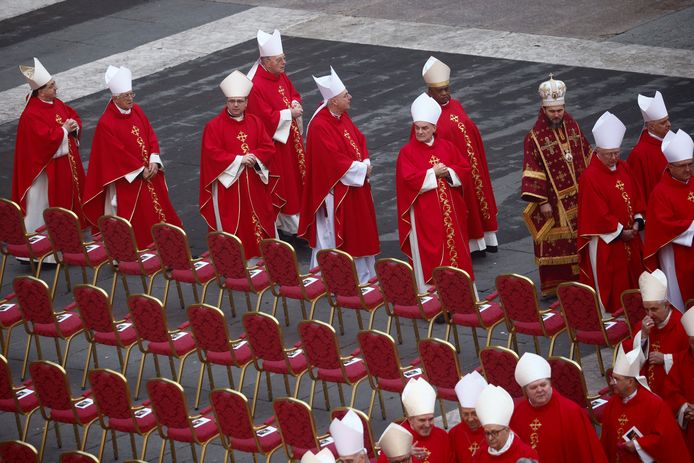 Kardinalen arriveren voor de begrafenis.