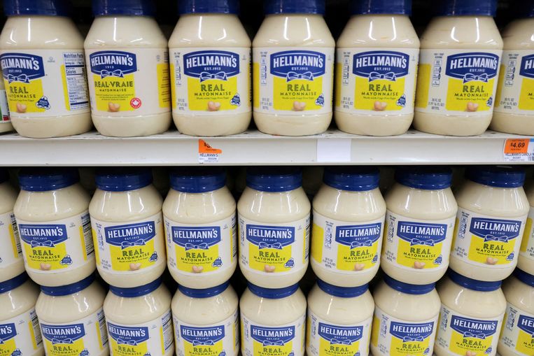 Hellmann’s mayonaise, een merk van Unilever. Het was- en voedingsmiddelenconcern verhoogde wereldwijd zijn prijzen omdat het zelf meer moest betalen voor energie, transport en grondstoffen.  Beeld REUTERS