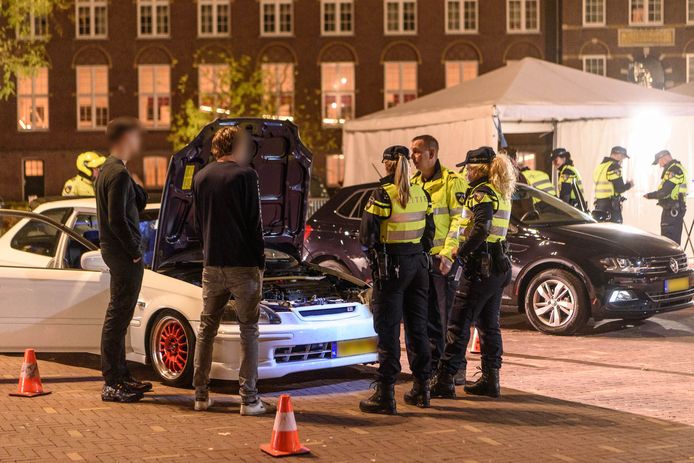 23 auto's in beslag genomen tijdens controle in Breda.