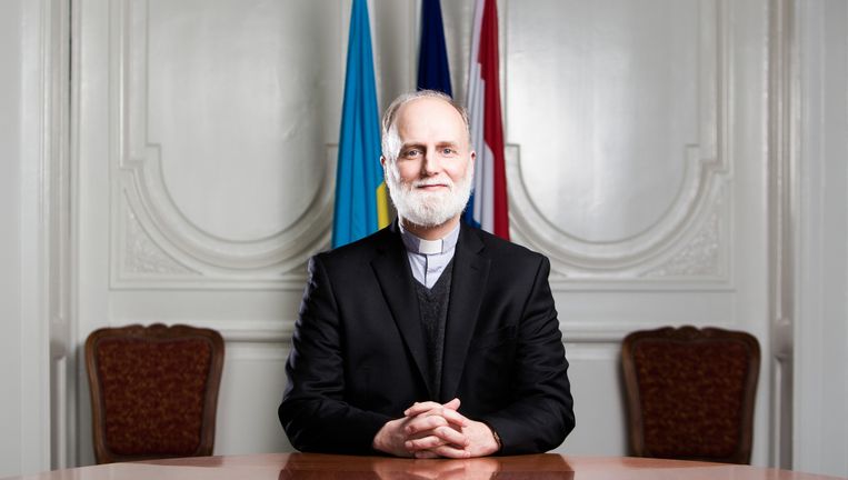 Bisschop Gudziak op de Oekraïense ambassade in Den Haag. Beeld Freek van den Bergh/de Volkskrant