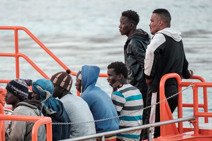 Un navire espagnol de sauvetage en mer transporte quelques-uns des 11 migrants secourus en mer vers le port d'Arguineguin, dans les îles Canaries, en Espagne, le 12 août 2021.