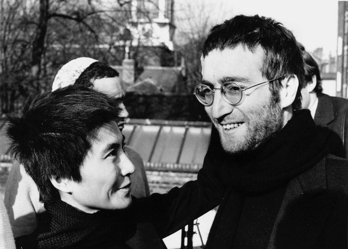 John Lennon met zijn iconische ronde zonnebril.