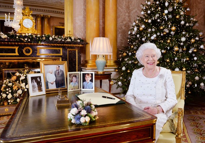 Queen Elizabeth tijdens de opname van haar kersttoespraak in Buckingham Palace.