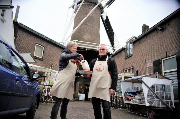 Vrijwilligers van Stichting Exploitatie Renkumse Molen verkopen oliebollen gebakken door de Seelse Bakker uit Doorwrerth. De opbrengst ervan is voor de instandhouding van de molen.