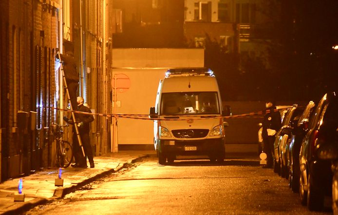 Ook militairen van DOVO (Dienst voor Opruiming en Vernietiging van Ontploffingstuigen) kwamen ter plaatse om onderzoek te doen na de granaataanslag in de Arsenaalstraat in Menen.