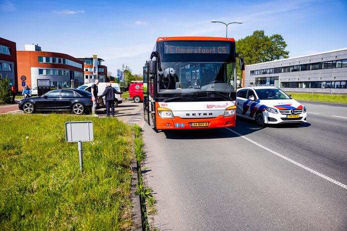 De streekbus die betrokken was bij de aanrijding in Bunschoten-Spakenburg.