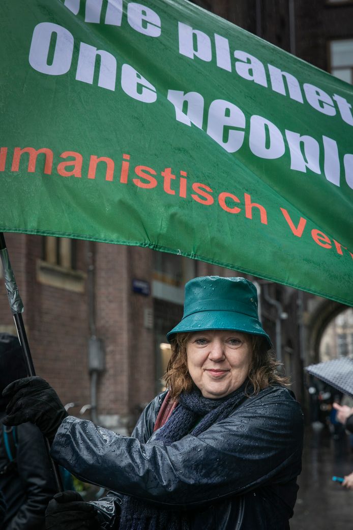 Криста Комбас продължава да участва в климатичния марш в предишната си работа като директор на Humane League