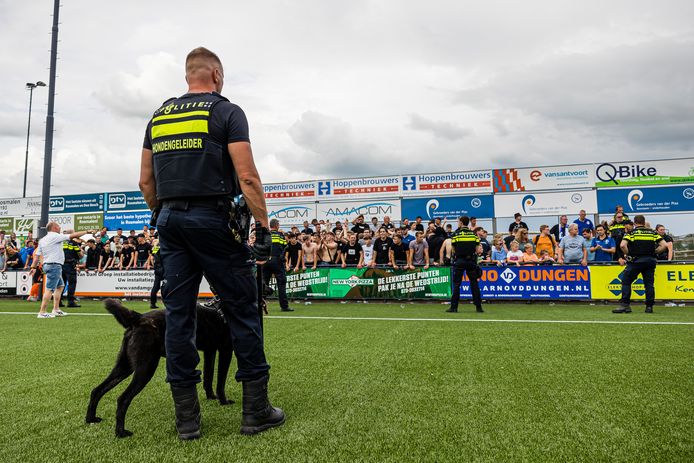 In Rosmalen moest de politie supporters van VV Nieuwenhoorn en WHC Wezep uit elkaar houden
