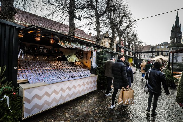 De zwarte containers worden in vraag gesteld: verkopen of niet verkopen?