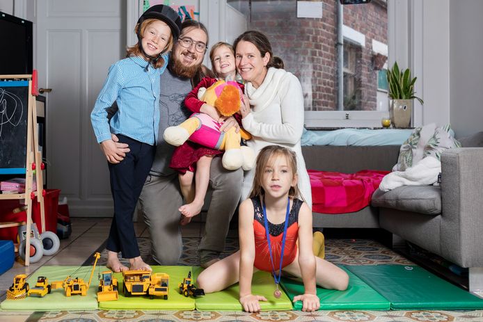 Mike en Ciska met hun kinderen.