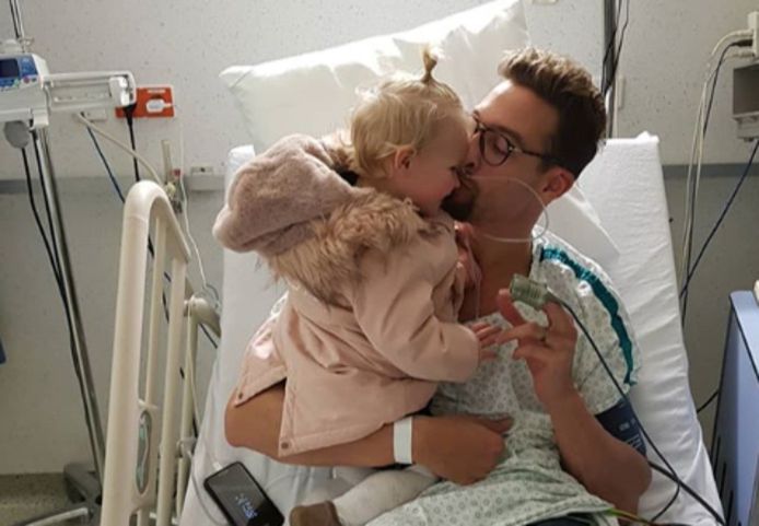 Pieter Timmers in het ziekenhuis met zijn dochtertje.