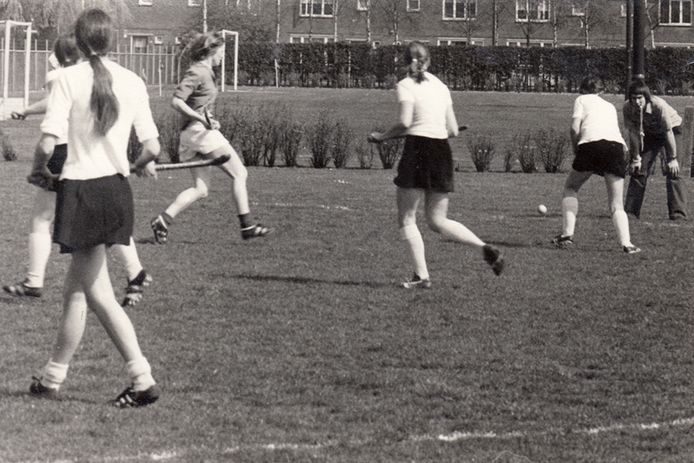 Archieffoto van een damesteam van DVS Hockey. Op 8 maart 2023 bestaat de hockeyclub uit Aalst 65 jaar.