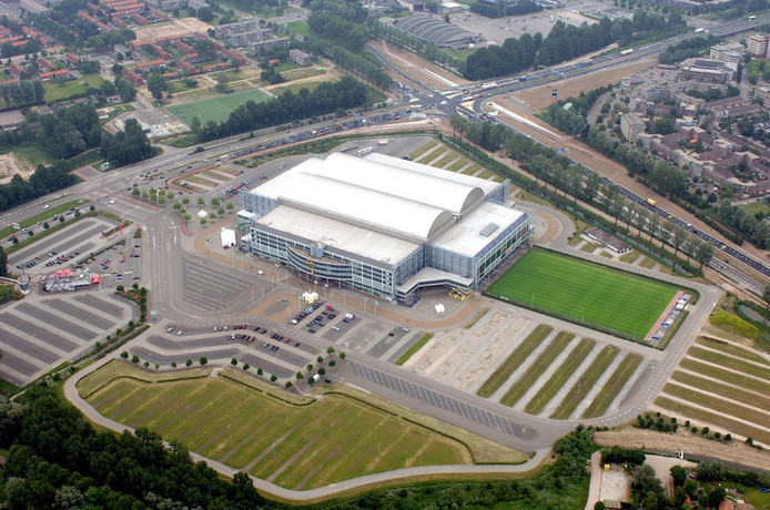 parkeren-onder-zonnepanelenveld-op-terrein-rond-stadion-gelredome
