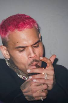 Chris Brown surpris en train de fumer en boîte à Bruxelles: un p-v pourrait lui être envoyé