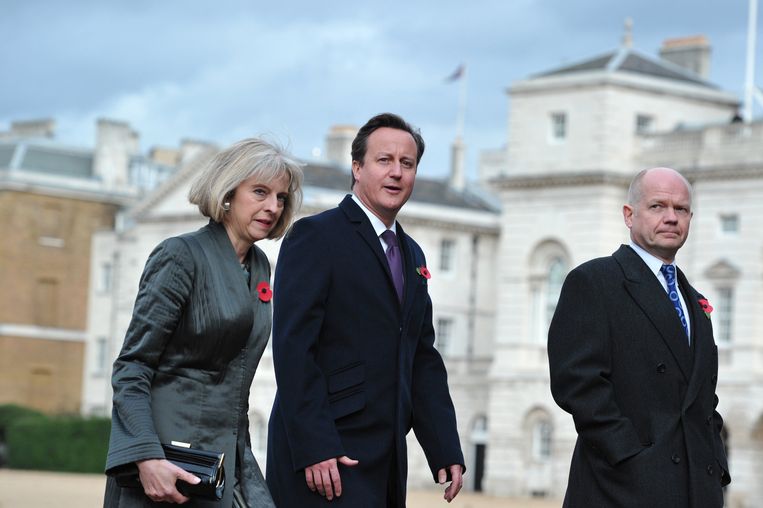 Premier Cameron (m) met minister van binnenlandse zaken Theresa May (l) en buitenlandminister William Hague (r) in 2012. Beeld AFP