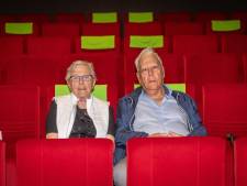 Nel en Sas (87) na 50 jaar weer in de bioscoop: ‘Film Slag om de Schelde is wel heel veel dood en verderf’