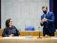 Tamara van Ark, demissionair minister voor Medische Zorg, en Hugo de Jonge, demissionair minister van Volksgezondheid, in de Tweede Kamer.