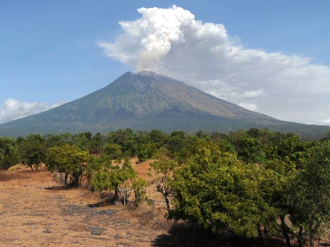 Beroemde vulkaan op Bali eist slachtoffer: Nederlandse (29) valt in ravijn en overlijdt