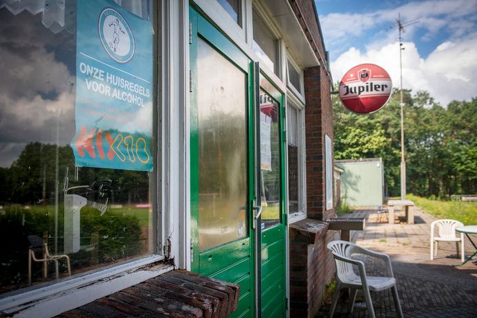 Rotte kozijnen op het vervallen complex van Rkvv Rimboe in Wouwse Plantage in  juli 2021.