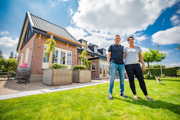 Cesar Krijger en Miranda van de Bunte wonen in het voormalige baanwachtershuis in Teuge.