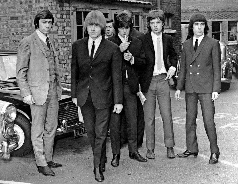 Charlie Watts (l.) in 1965 met de 'klassieke' Stones-bezetting, met ook nog Brian Jones, Keith Richards, Mick Jagger en Bill Wyman. Beeld AFP