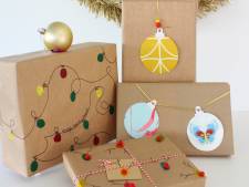 Geheime kerstmannen delen kerstpakketten uit
