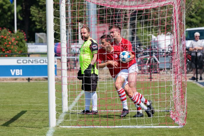 Jonge Kracht heeft haast tegen Arnhemia.  Wessel Jansen loopt met de bal het doel uit nadat Jelle van de Beld het eerste doelpunt heeft gescoord.