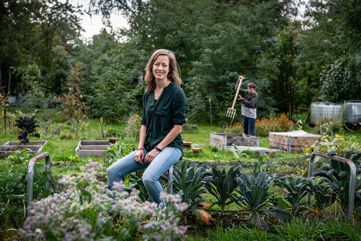 Joanne Malotaux in de tuin van de school. Beeld Koen Verheijden