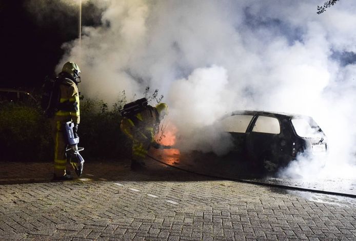 De brandweer blust de auto aan de Bizetlaan in Doetinchem, die op dat moment al bijna geheel uitgebrand is.