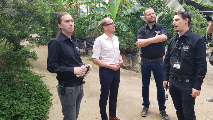 Minister Ben Weyts kreeg uitleg van Tommy Pasteels (links), Wim Verheyen (tweede van rechts) en bioloog Robby Van der Velden (rechts).
