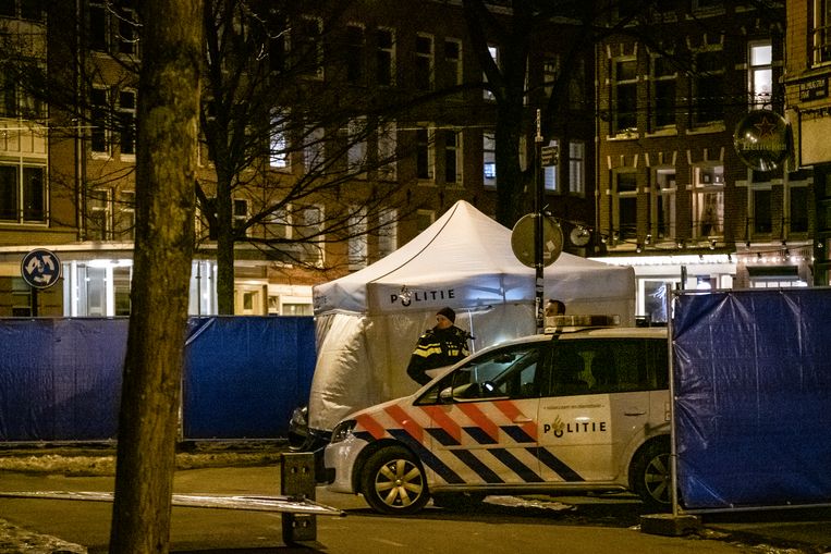 Politie aan het werk na de schietpartij op de hoek van de Van der Hoopstraat en het Van Limburg Stirumplein. Beeld Dingena Mol