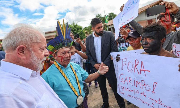 'Weg met de mijnbouw', staat er op een plakkaat dat de bezoekende president Lula te zien krijgt.  Beeld ANP / EPA