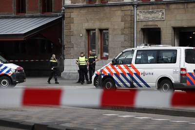 Politie schiet verdachte neer na steekincident Amsterdam CS