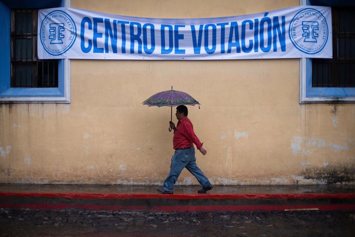 Een man loopt naar een stembureau in Antigua, Guatemala.