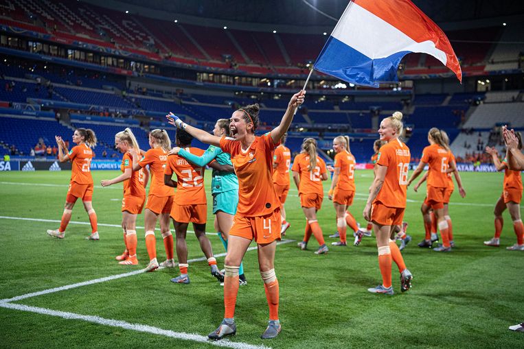 Telegraaf meteoor Medaille In tegenstelling tot mannen, maken vrouwen van voetbal een echte teamsport  | De Volkskrant