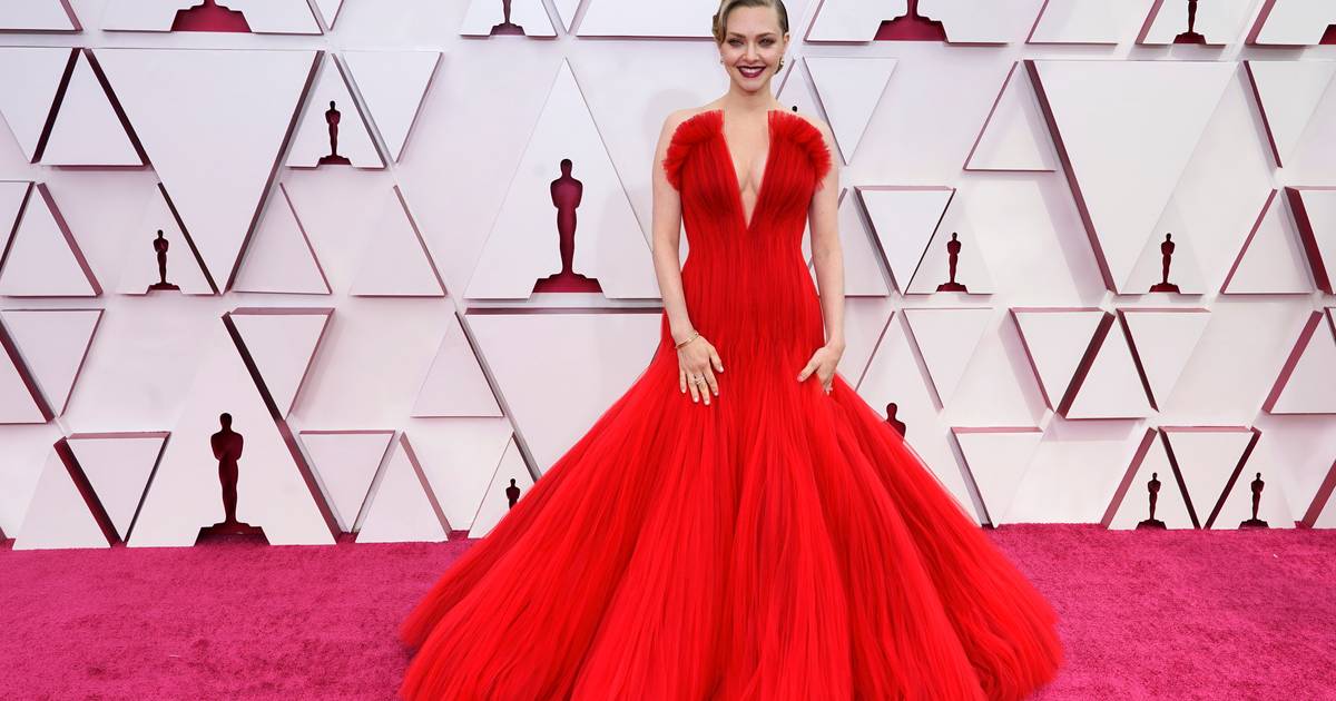 Noodlottig jam vruchten IN BEELD. Veel rode jurken op de Oscars (en die vloekten met de roze loper)  | OSCARS 2021 | hln.be