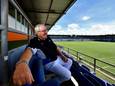 Paul Hermsen in het Herstaco Stadion. Hij is woest over de in zijn ogen 'achterbakse' manier waarop zijn mede-aandeelhouders de naam van het complex hebben veranderd in 'Stadion De Luiten' en trekt zijn sponsoring in. Directeur Rick Mijnsbergen spreekt van één groot misverstand.