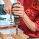 En toen braakte de afvoer een dikke stroom brokkelig vocht uit