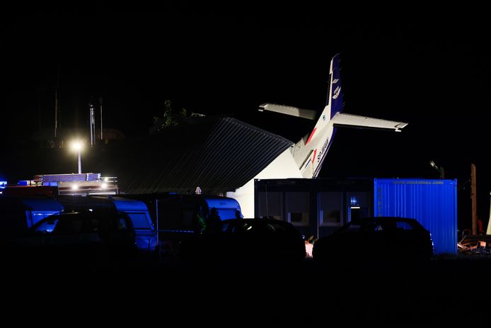 In de buurt van de Poolse hoofdstad Warschau is en klein vliegtuigje maandag in de hangar van een vliegveld gecrasht. Daarbij vielen zeker vijf doden en zeven gewonden.