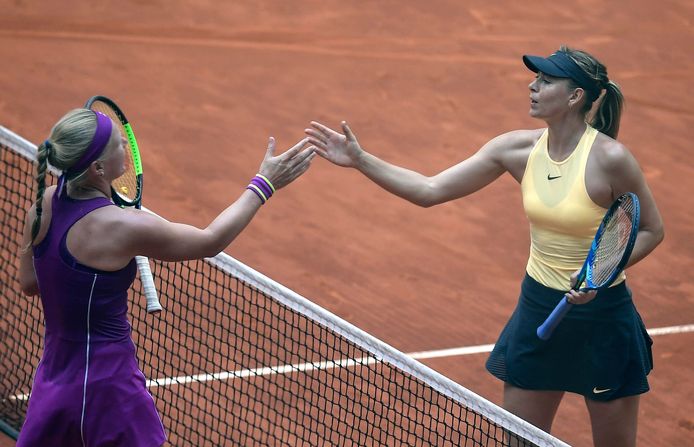 Kiki Bertens wordt gefeliciteerd door Maria Sjarapova na de kwartfinale van het Madrid Open in 2018