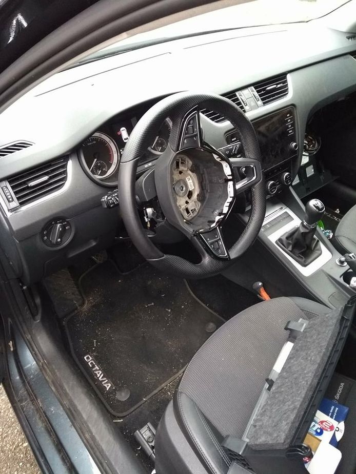 Airbags en navigatie gestolen uit auto’s in Elst Utrecht AD.nl