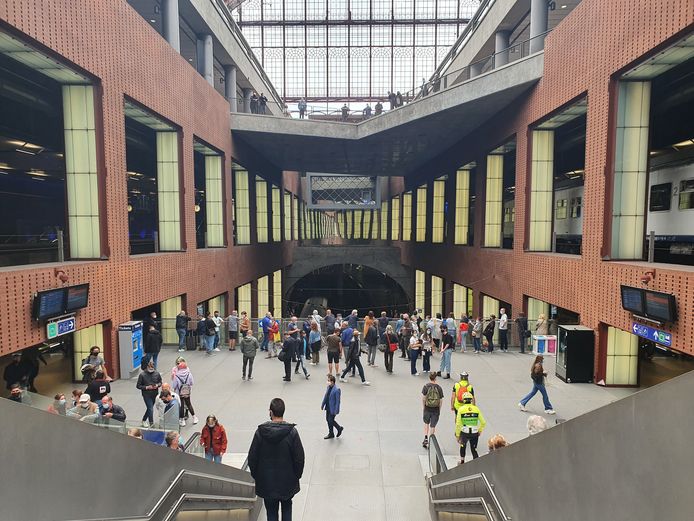 Veel volk in het Centraal-Station vandaag. Niet om zelf de trein te nemen, wel om de Oriënt-Express te zien.