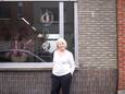 Arlette Uytterhaeghe (80) aan haar zaak Arlette-Coiffure in de Distelstraat in Gent.
