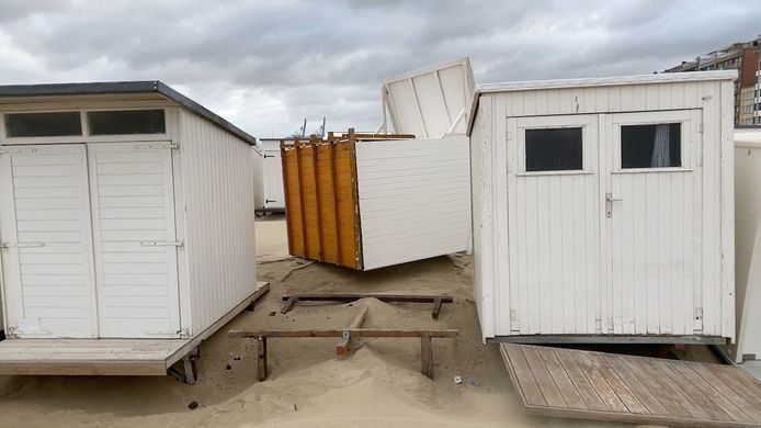 Verschillende cabines waaiden weg op het strand van Zeebrugge.