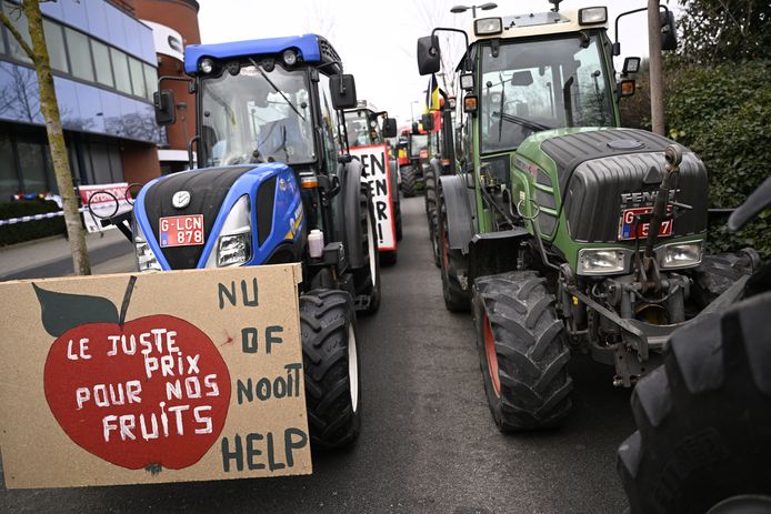 'Actiegroep Fruittelers' trok vandaag met de tractor naar Comeos in Oudergem. Ze ijveren voor een eerlijke prijs voor hun producten.