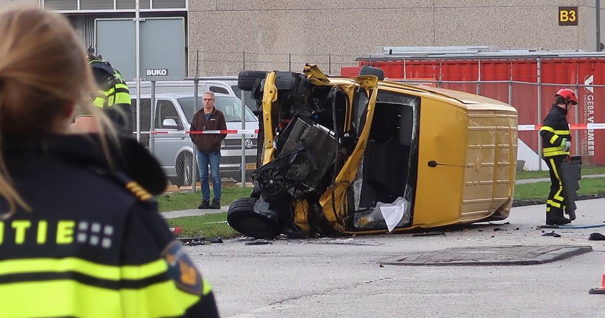 Aanrijding tussen twee bezorgbusjes in Tilburg, bestuurder overleden.