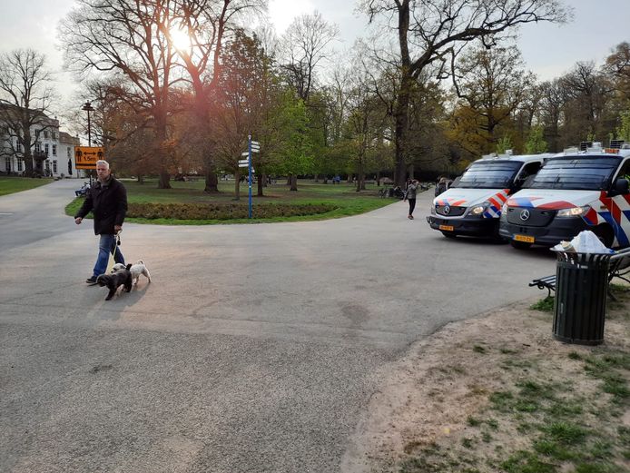 De politie is woensdagavond preventief aanwezig in het Sonsbeekpark in Arnhem.